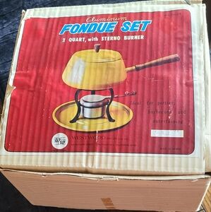 Vintage Harvest Gold Fondue pot New Old Stock. Box shows some age❤️